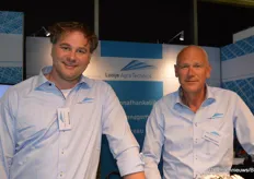Mark Looije en Ben Hogervorst bemanden de stand van Looije Agro Technics